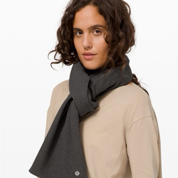 Lululemon All Ease Winter Scarf Heathered Cassis & Black NWT - Picture 2 of 7